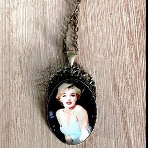NWT Marilyn Monroe Victorian Style Necklace, Never Worn